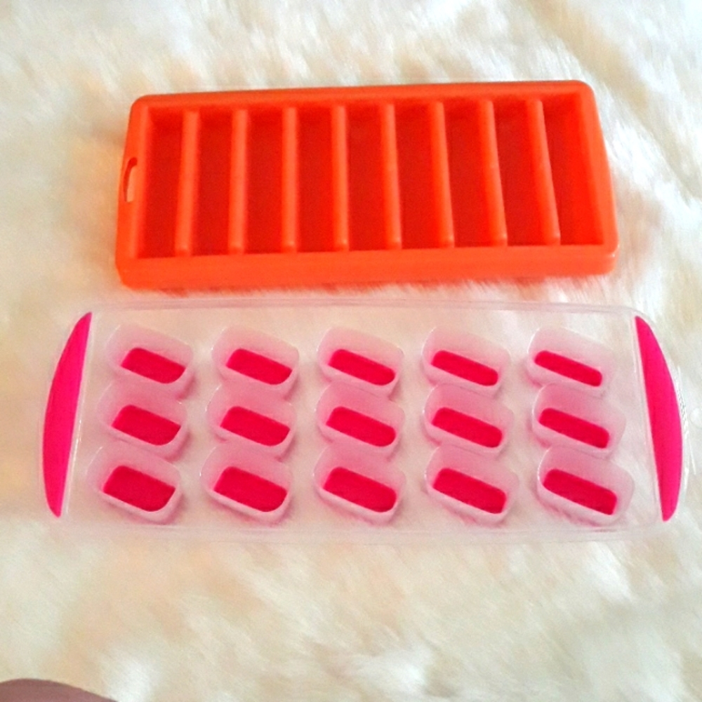 2 ice cube trays,  1 water bottle ice cube tray and 1 silicone bottom tray